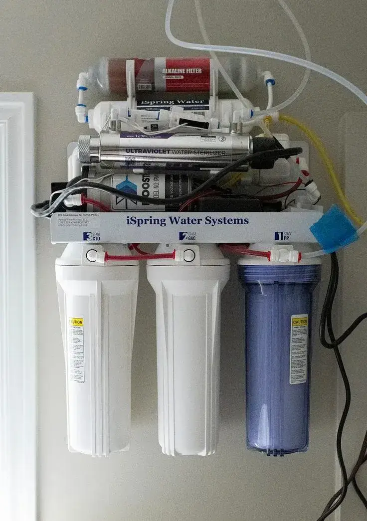 Five-stage reverse osmosis system with filter housings